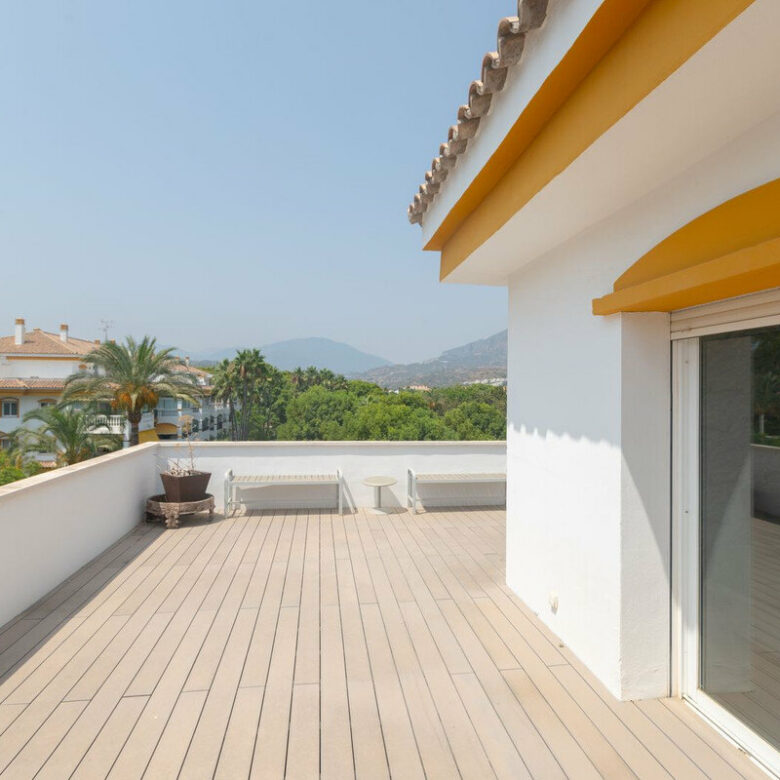 FOR SALE 🏡 Renovated Three-Bedroom Corner Penthouse with 96 m² of Terraces near Puerto Banús – Nueva Andalucía, Marbella 🇪🇸