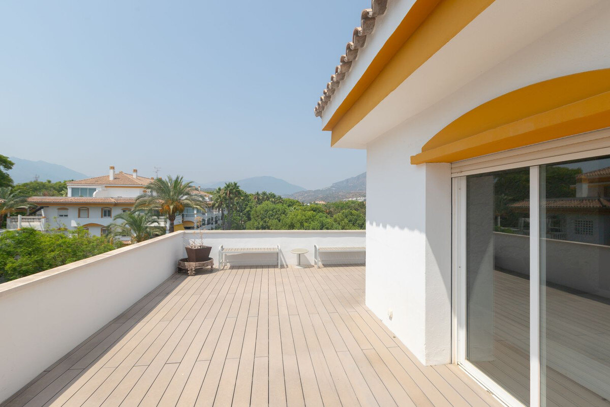 FOR SALE 🏡 Renovated Three-Bedroom Corner Penthouse with 96 m² of Terraces near Puerto Banús – Nueva Andalucía, Marbella 🇪🇸