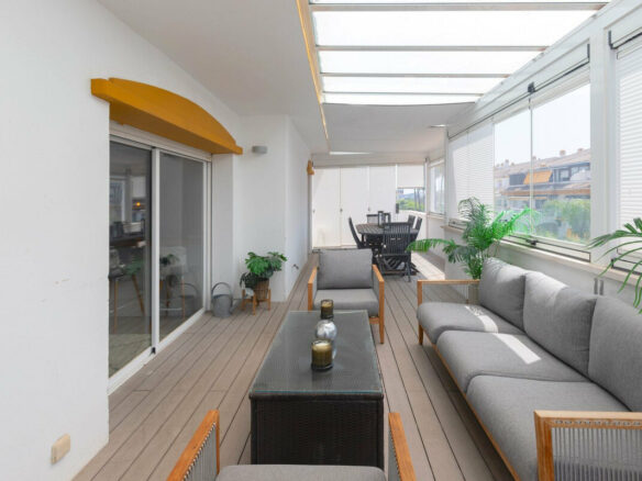 FOR SALE 🏡 Renovated Three-Bedroom Corner Penthouse with 96 m² of Terraces near Puerto Banús – Nueva Andalucía, Marbella 🇪🇸