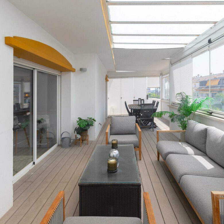 FOR SALE 🏡 Renovated Three-Bedroom Corner Penthouse with 96 m² of Terraces near Puerto Banús – Nueva Andalucía, Marbella 🇪🇸