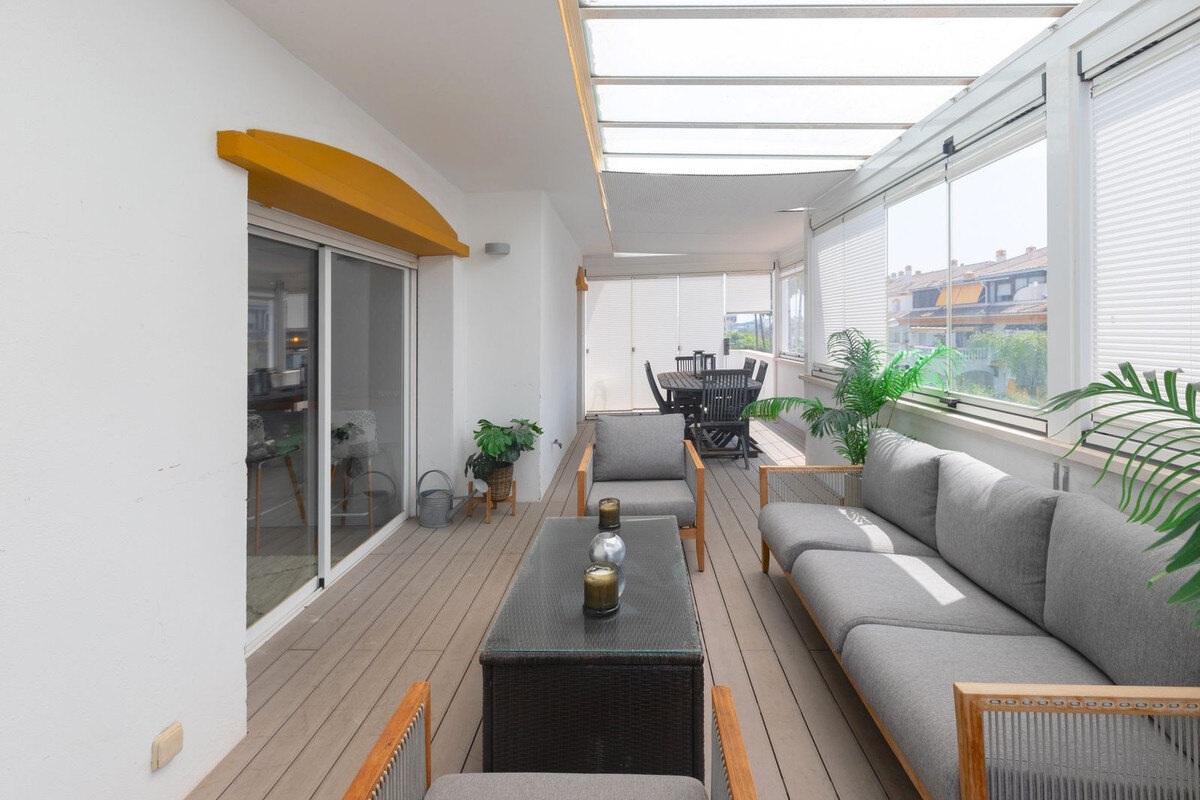 FOR SALE 🏡 Renovated Three-Bedroom Corner Penthouse with 96 m² of Terraces near Puerto Banús – Nueva Andalucía, Marbella 🇪🇸