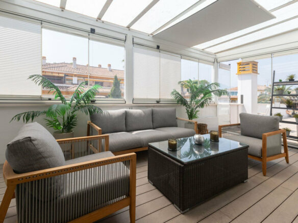 FOR SALE 🏡 Renovated Three-Bedroom Corner Penthouse with 96 m² of Terraces near Puerto Banús – Nueva Andalucía, Marbella 🇪🇸