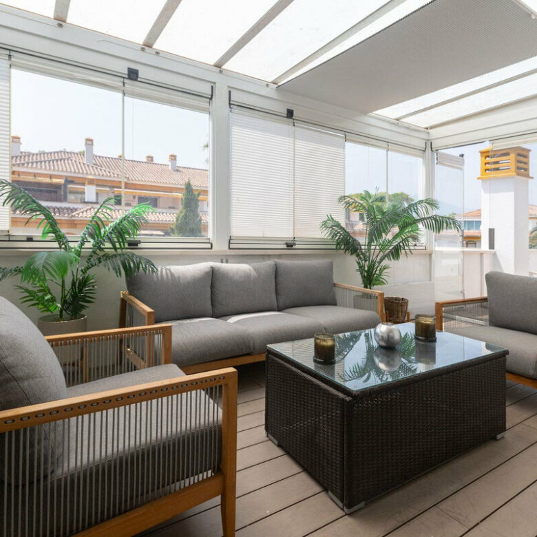 FOR SALE 🏡 Renovated Three-Bedroom Corner Penthouse with 96 m² of Terraces near Puerto Banús – Nueva Andalucía, Marbella 🇪🇸