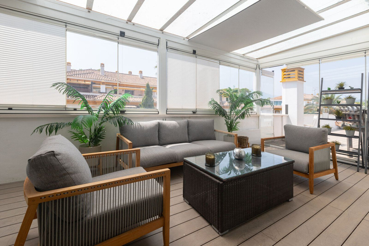 FOR SALE 🏡 Renovated Three-Bedroom Corner Penthouse with 96 m² of Terraces near Puerto Banús – Nueva Andalucía, Marbella 🇪🇸