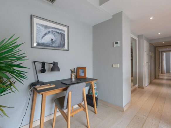 FOR SALE 🏡 Renovated Three-Bedroom Corner Penthouse with 96 m² of Terraces near Puerto Banús – Nueva Andalucía, Marbella 🇪🇸