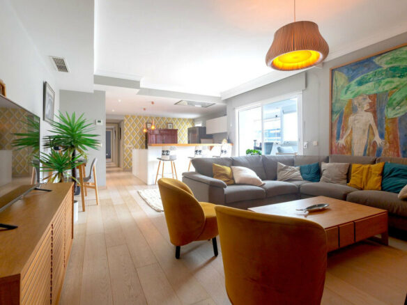 FOR SALE 🏡 Renovated Three-Bedroom Corner Penthouse with 96 m² of Terraces near Puerto Banús – Nueva Andalucía, Marbella 🇪🇸