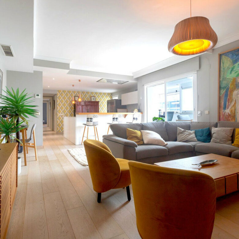 FOR SALE 🏡 Renovated Three-Bedroom Corner Penthouse with 96 m² of Terraces near Puerto Banús – Nueva Andalucía, Marbella 🇪🇸