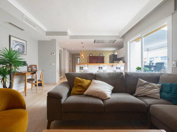 FOR SALE 🏡 Renovated Three-Bedroom Corner Penthouse with 96 m² of Terraces near Puerto Banús – Nueva Andalucía, Marbella 🇪🇸