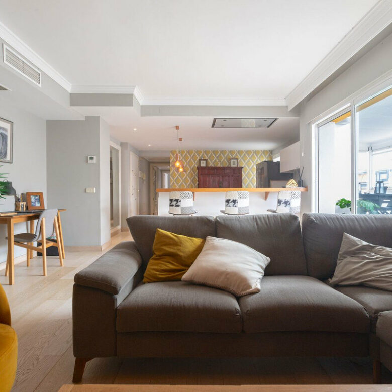 FOR SALE 🏡 Renovated Three-Bedroom Corner Penthouse with 96 m² of Terraces near Puerto Banús – Nueva Andalucía, Marbella 🇪🇸