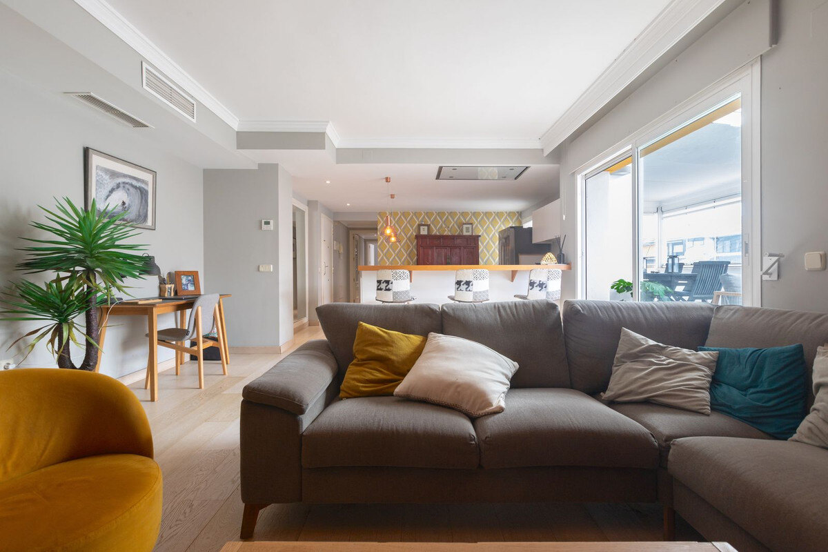 FOR SALE 🏡 Renovated Three-Bedroom Corner Penthouse with 96 m² of Terraces near Puerto Banús – Nueva Andalucía, Marbella 🇪🇸