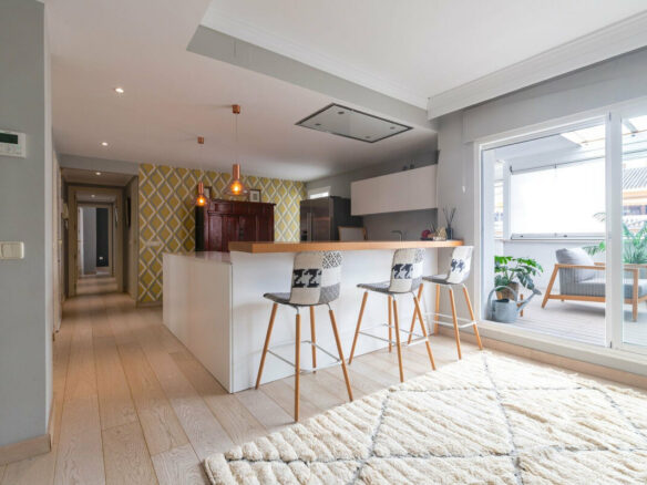FOR SALE 🏡 Renovated Three-Bedroom Corner Penthouse with 96 m² of Terraces near Puerto Banús – Nueva Andalucía, Marbella 🇪🇸