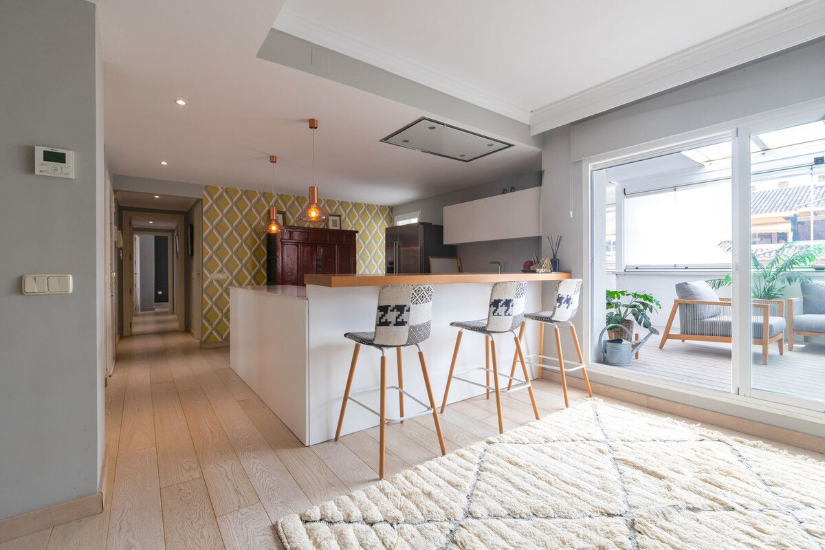 FOR SALE 🏡 Renovated Three-Bedroom Corner Penthouse with 96 m² of Terraces near Puerto Banús – Nueva Andalucía, Marbella 🇪🇸