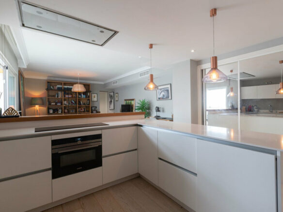 FOR SALE 🏡 Renovated Three-Bedroom Corner Penthouse with 96 m² of Terraces near Puerto Banús – Nueva Andalucía, Marbella 🇪🇸