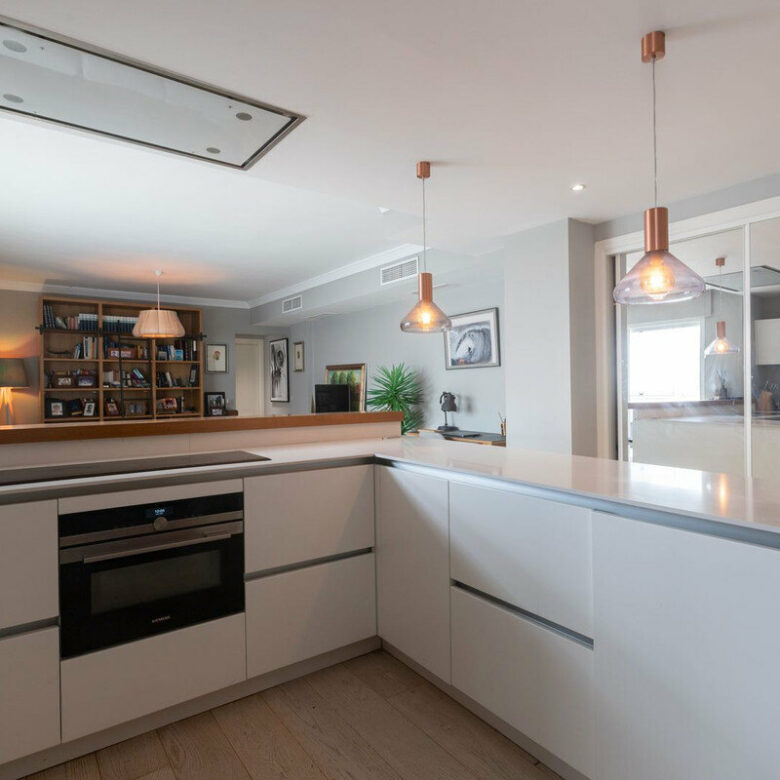 FOR SALE 🏡 Renovated Three-Bedroom Corner Penthouse with 96 m² of Terraces near Puerto Banús – Nueva Andalucía, Marbella 🇪🇸