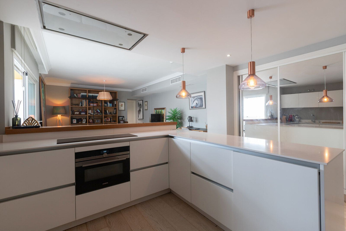 FOR SALE 🏡 Renovated Three-Bedroom Corner Penthouse with 96 m² of Terraces near Puerto Banús – Nueva Andalucía, Marbella 🇪🇸
