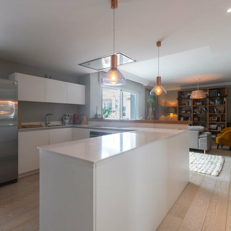 FOR SALE 🏡 Renovated Three-Bedroom Corner Penthouse with 96 m² of Terraces near Puerto Banús – Nueva Andalucía, Marbella 🇪🇸