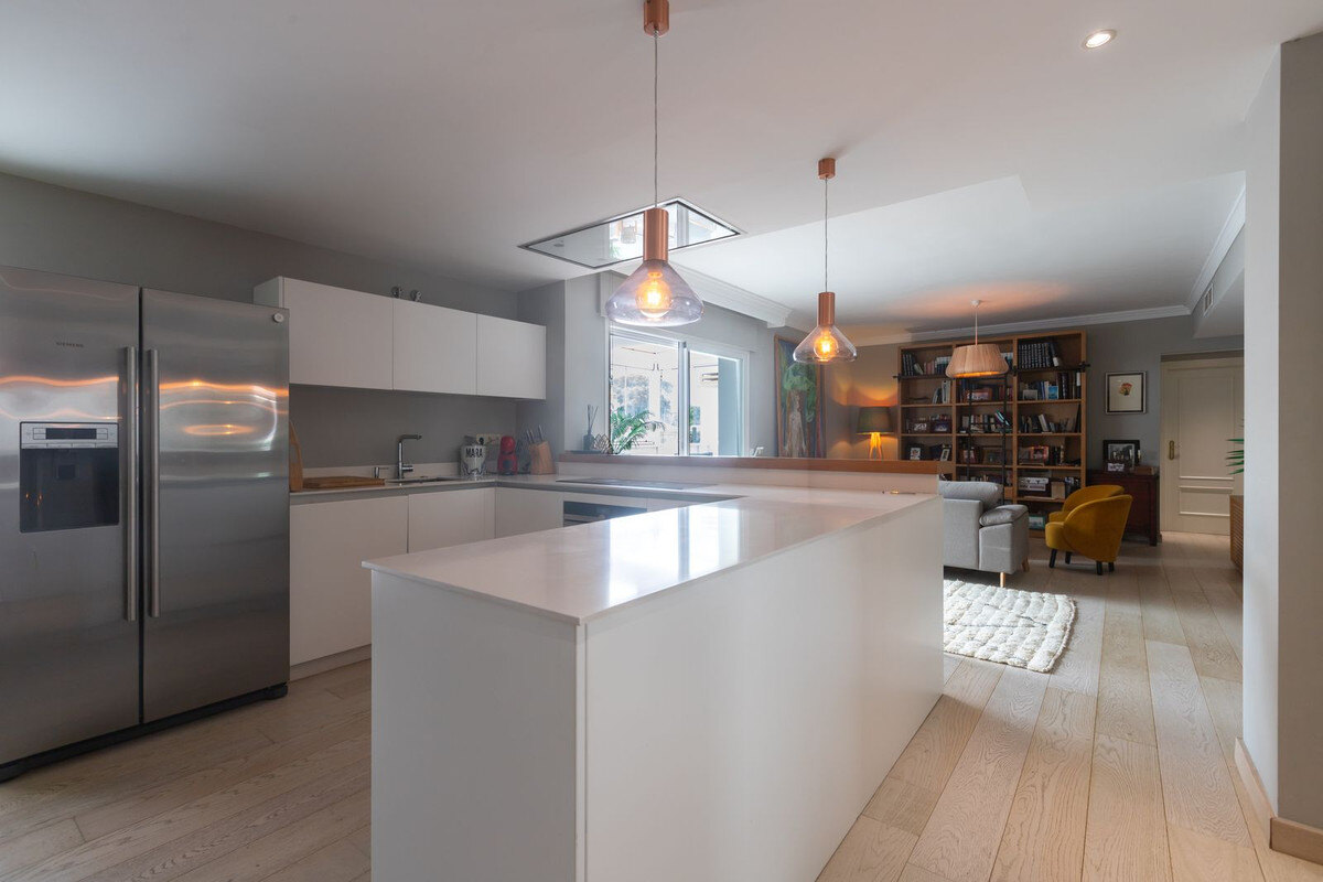 FOR SALE 🏡 Renovated Three-Bedroom Corner Penthouse with 96 m² of Terraces near Puerto Banús – Nueva Andalucía, Marbella 🇪🇸