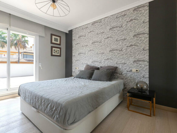 FOR SALE 🏡 Renovated Three-Bedroom Corner Penthouse with 96 m² of Terraces near Puerto Banús – Nueva Andalucía, Marbella 🇪🇸