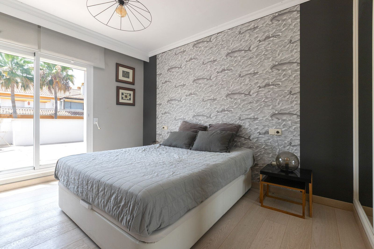 FOR SALE 🏡 Renovated Three-Bedroom Corner Penthouse with 96 m² of Terraces near Puerto Banús – Nueva Andalucía, Marbella 🇪🇸