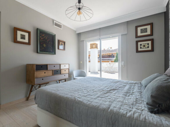 FOR SALE 🏡 Renovated Three-Bedroom Corner Penthouse with 96 m² of Terraces near Puerto Banús – Nueva Andalucía, Marbella 🇪🇸