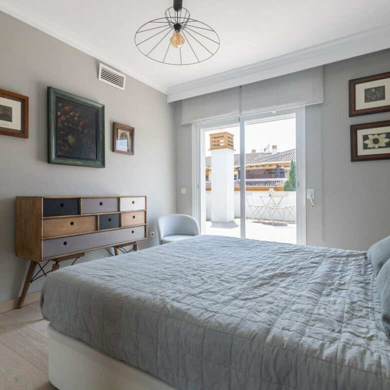 FOR SALE 🏡 Renovated Three-Bedroom Corner Penthouse with 96 m² of Terraces near Puerto Banús – Nueva Andalucía, Marbella 🇪🇸