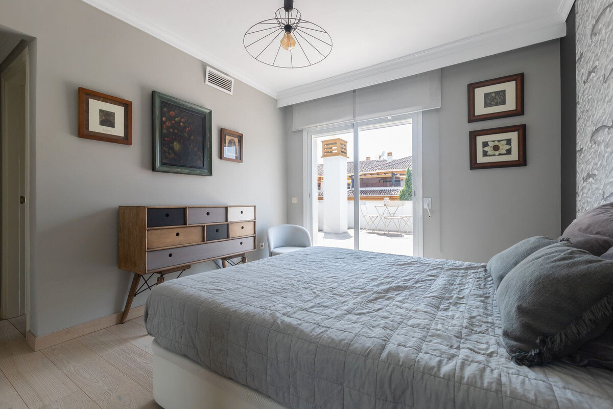 FOR SALE 🏡 Renovated Three-Bedroom Corner Penthouse with 96 m² of Terraces near Puerto Banús – Nueva Andalucía, Marbella 🇪🇸