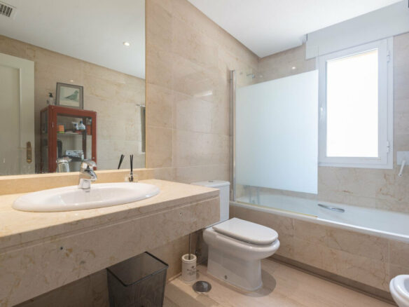 FOR SALE 🏡 Renovated Three-Bedroom Corner Penthouse with 96 m² of Terraces near Puerto Banús – Nueva Andalucía, Marbella 🇪🇸