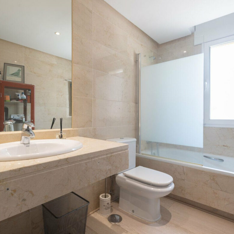 FOR SALE 🏡 Renovated Three-Bedroom Corner Penthouse with 96 m² of Terraces near Puerto Banús – Nueva Andalucía, Marbella 🇪🇸