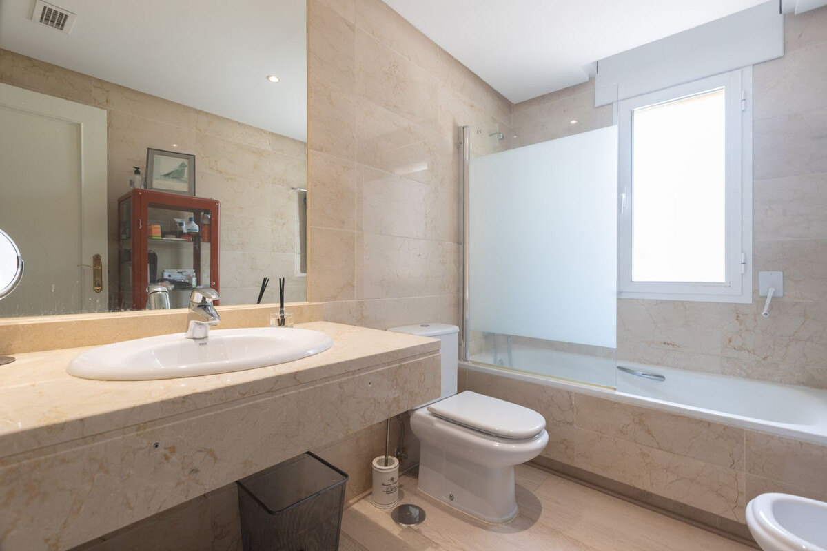 FOR SALE 🏡 Renovated Three-Bedroom Corner Penthouse with 96 m² of Terraces near Puerto Banús – Nueva Andalucía, Marbella 🇪🇸
