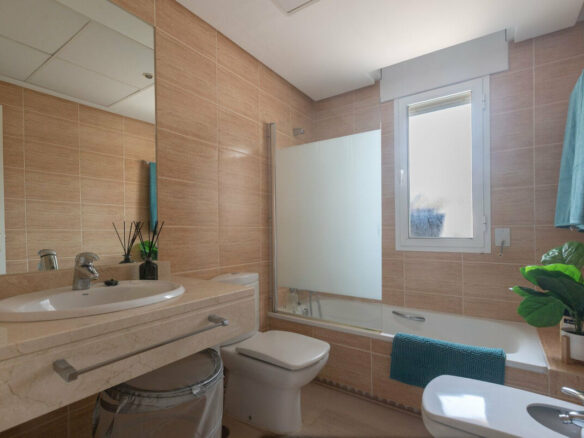 FOR SALE 🏡 Renovated Three-Bedroom Corner Penthouse with 96 m² of Terraces near Puerto Banús – Nueva Andalucía, Marbella 🇪🇸