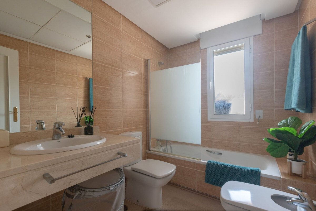 FOR SALE 🏡 Renovated Three-Bedroom Corner Penthouse with 96 m² of Terraces near Puerto Banús – Nueva Andalucía, Marbella 🇪🇸