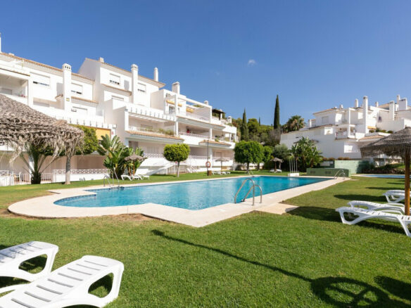 FOR SALE 🏡 Three-Bedroom Duplex Penthouse with 170 m² of Terraces and Sea Views – Río Real, Marbella 🇪🇸