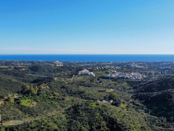 FOR SALE 🏡 South-Facing Sea-View Plot with Building Licence and Villa Project – Real de La Quinta, Benahavís 🇪🇸