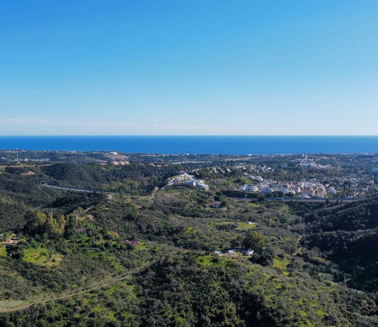 FOR SALE 🏡 South-Facing Sea-View Plot with Building Licence and Villa Project – Real de La Quinta, Benahavís 🇪🇸