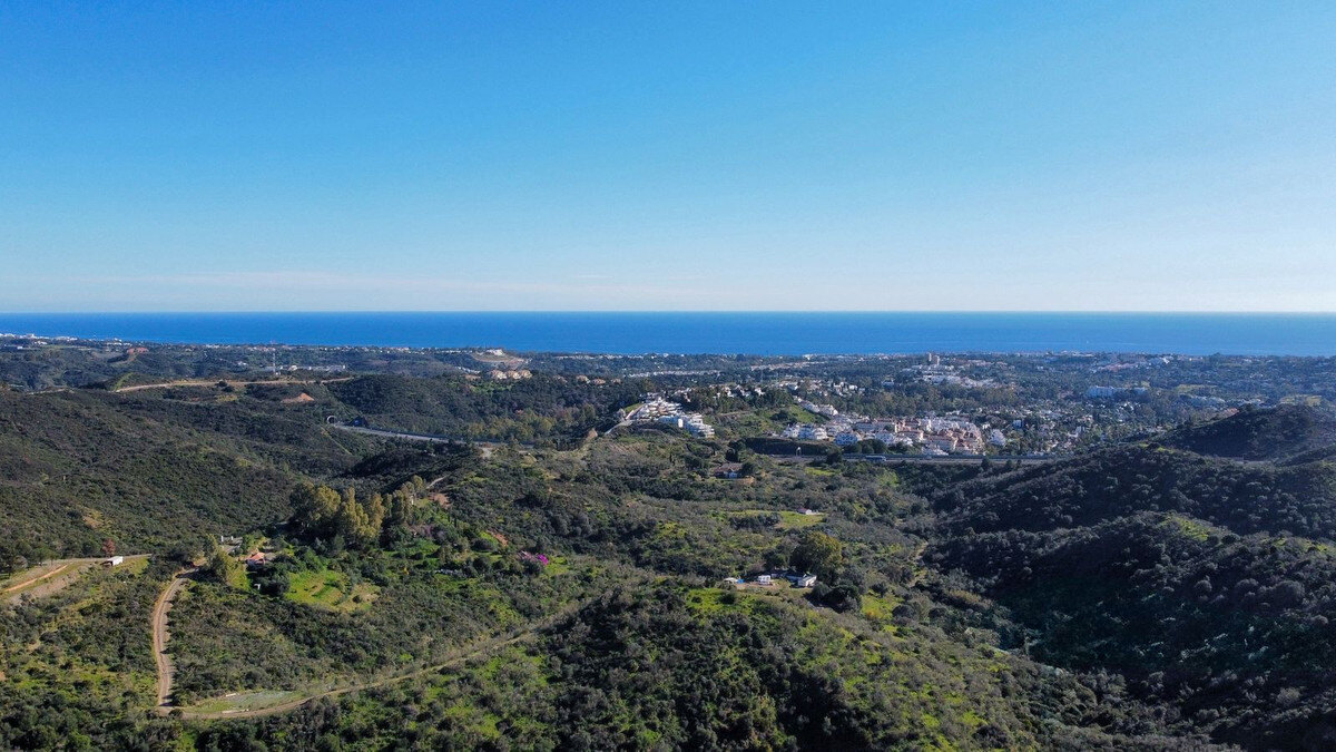 FOR SALE 🏡 South-Facing Sea-View Plot with Building Licence and Villa Project – Real de La Quinta, Benahavís 🇪🇸