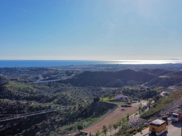 FOR SALE 🏡 South-Facing Sea-View Plot with Building Licence and Villa Project – Real de La Quinta, Benahavís 🇪🇸