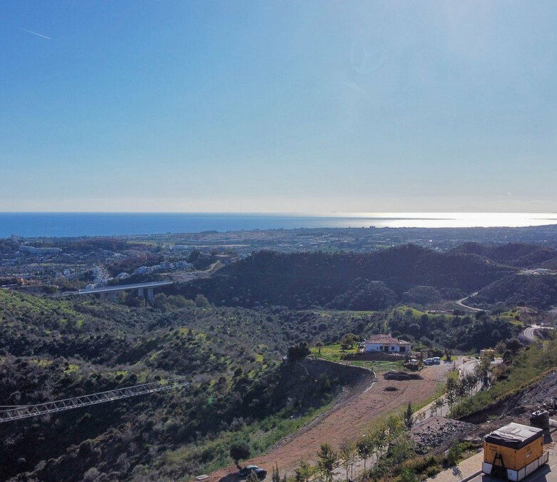 FOR SALE 🏡 South-Facing Sea-View Plot with Building Licence and Villa Project – Real de La Quinta, Benahavís 🇪🇸