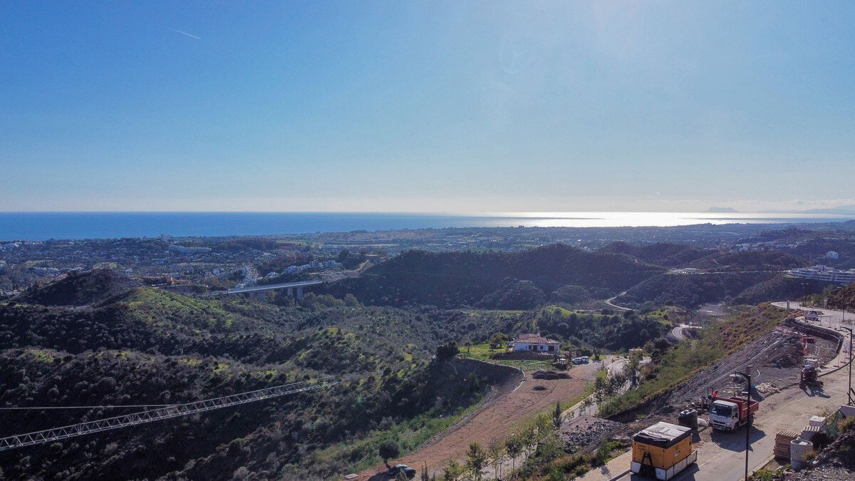 FOR SALE 🏡 South-Facing Sea-View Plot with Building Licence and Villa Project – Real de La Quinta, Benahavís 🇪🇸