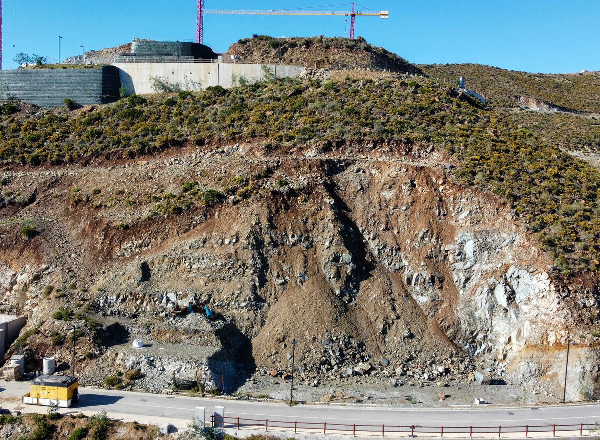 FOR SALE 🏡 South-Facing Sea-View Plot with Building Licence and Villa Project – Real de La Quinta, Benahavís 🇪🇸