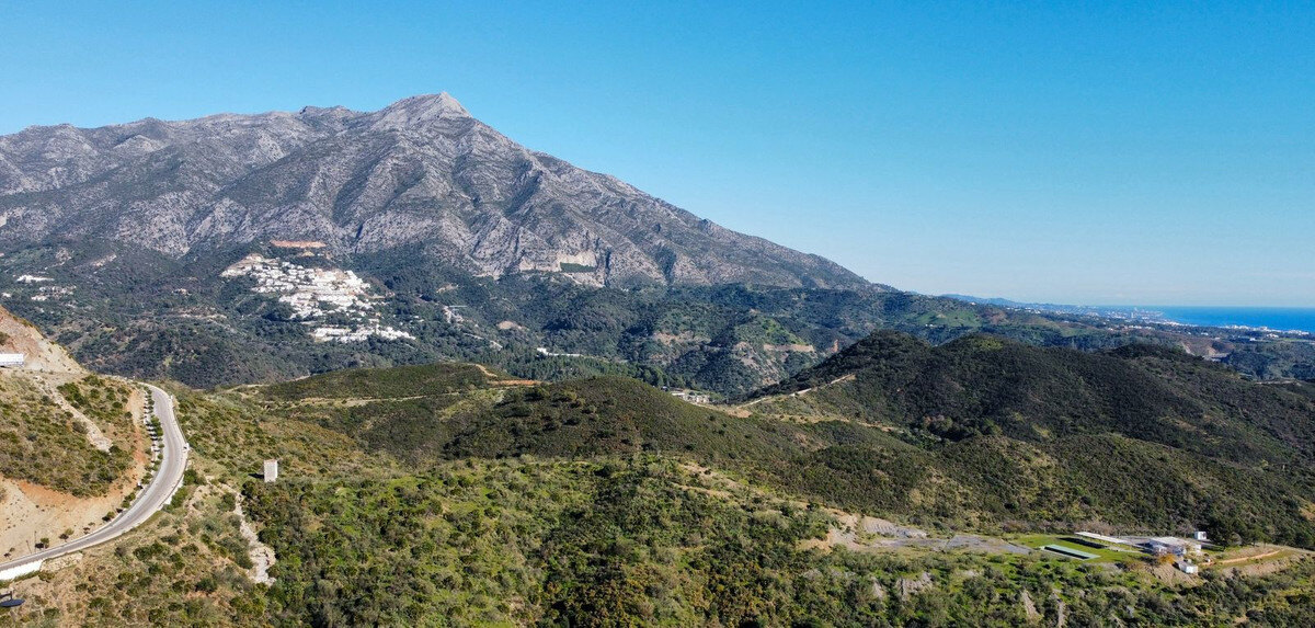 FOR SALE 🏡 South-Facing Sea-View Plot with Building Licence and Villa Project – Real de La Quinta, Benahavís 🇪🇸