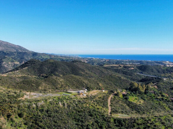 FOR SALE 🏡 South-Facing Sea-View Plot with Building Licence and Villa Project – Real de La Quinta, Benahavís 🇪🇸