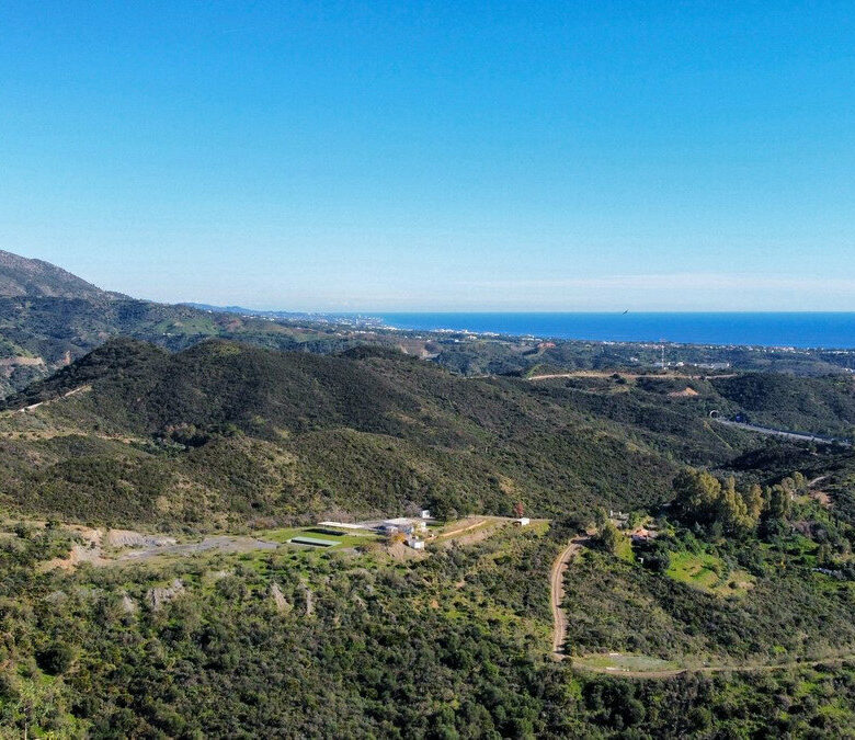 FOR SALE 🏡 South-Facing Sea-View Plot with Building Licence and Villa Project – Real de La Quinta, Benahavís 🇪🇸