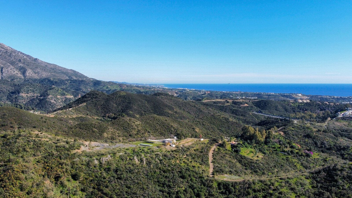 FOR SALE 🏡 South-Facing Sea-View Plot with Building Licence and Villa Project – Real de La Quinta, Benahavís 🇪🇸