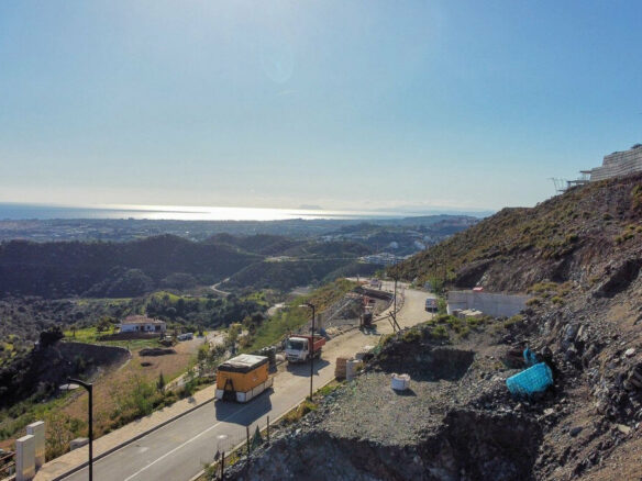 FOR SALE 🏡 South-Facing Sea-View Plot with Building Licence and Villa Project – Real de La Quinta, Benahavís 🇪🇸