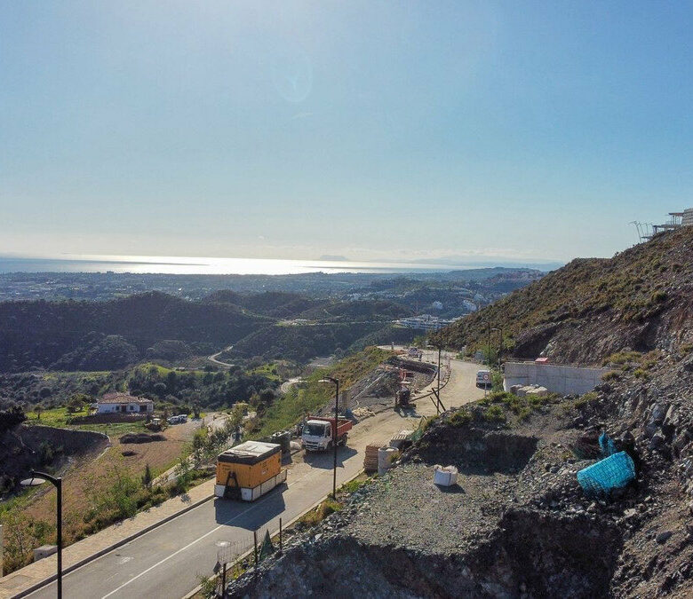 FOR SALE 🏡 South-Facing Sea-View Plot with Building Licence and Villa Project – Real de La Quinta, Benahavís 🇪🇸