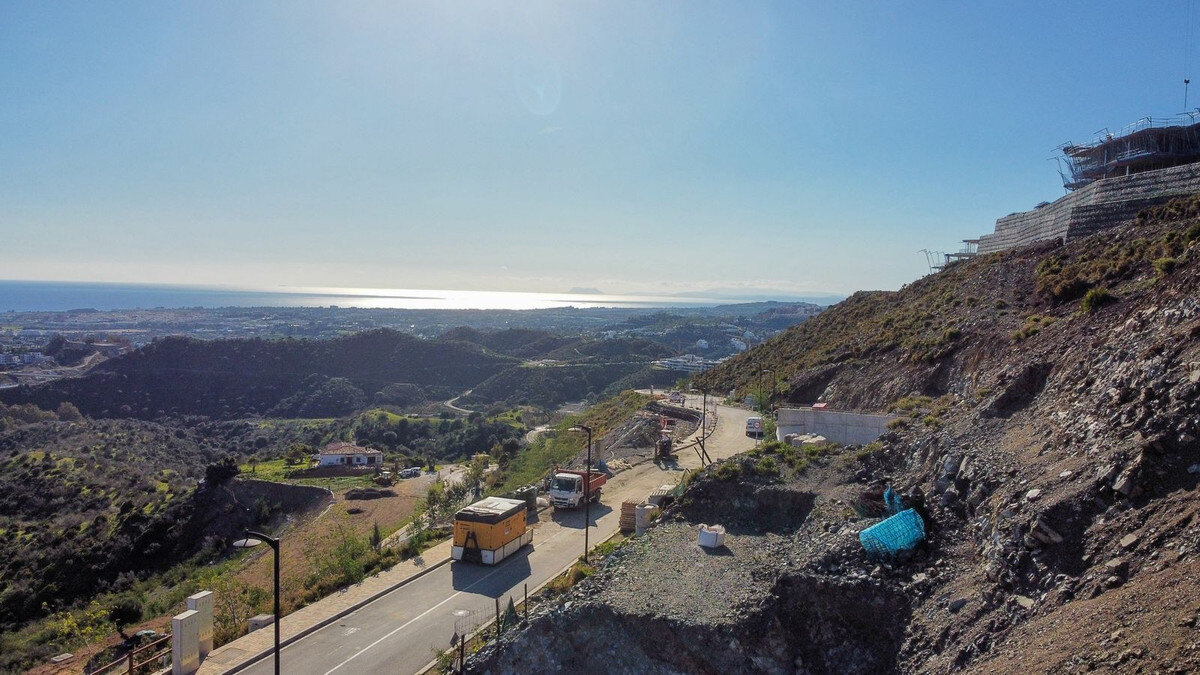 FOR SALE 🏡 South-Facing Sea-View Plot with Building Licence and Villa Project – Real de La Quinta, Benahavís 🇪🇸