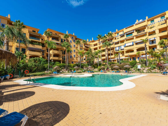 FOR SALE 🏡 Refurbished Three-Bedroom Beachside Apartment in a Gated Community – San Pedro de Alcántara, Marbella 🇪🇸