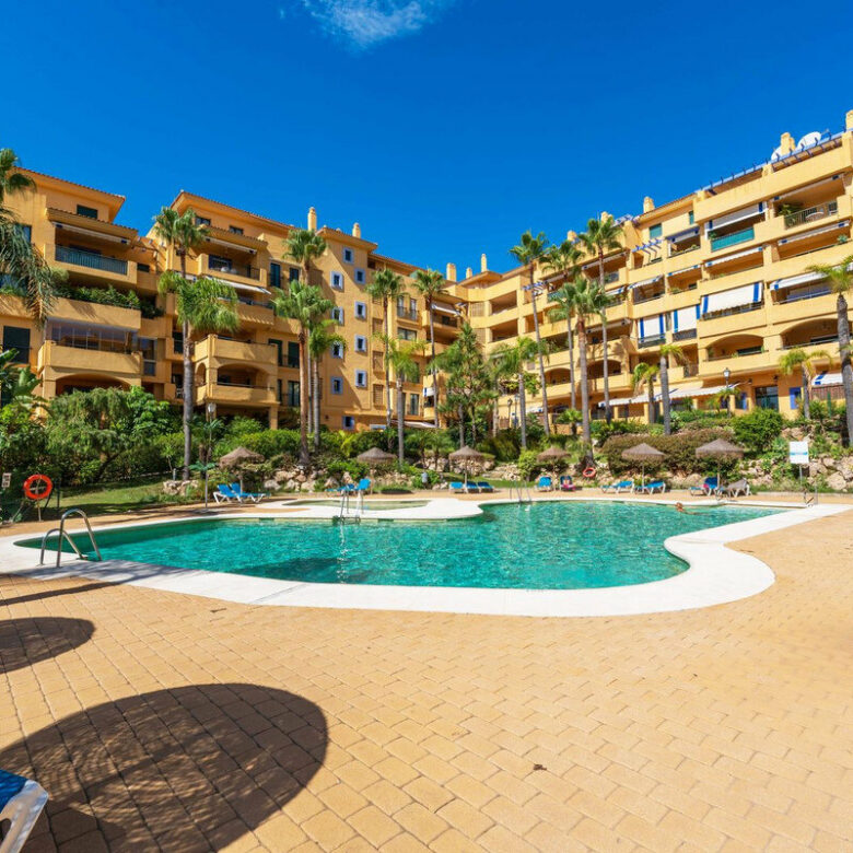 FOR SALE 🏡 Refurbished Three-Bedroom Beachside Apartment in a Gated Community – San Pedro de Alcántara, Marbella 🇪🇸