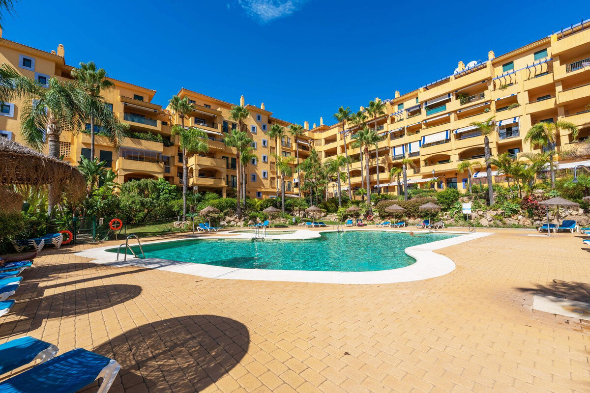 refurbished-three-bedroom-apartment-beachside-san-pedro-de-a-01 FOR SALE 🏡 Refurbished Three-Bedroom Beachside Apartment in a Gated Community – San Pedro de Alcántara, Marbella 🇪🇸