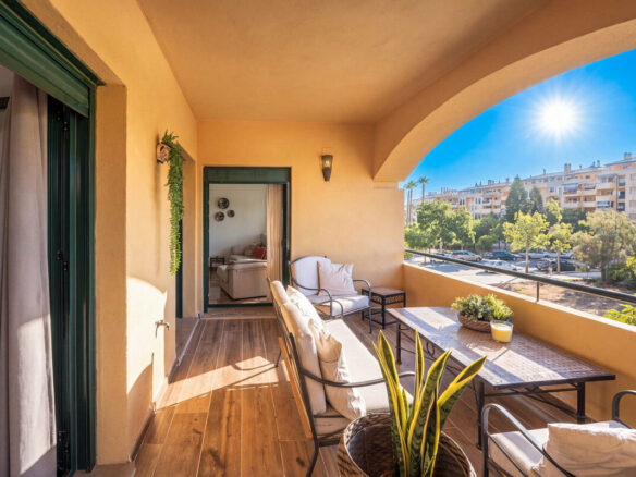 FOR SALE 🏡 Refurbished Three-Bedroom Beachside Apartment in a Gated Community – San Pedro de Alcántara, Marbella 🇪🇸